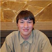 Profesor de inglés joven y paciente con experiencia enseñando a gente joven